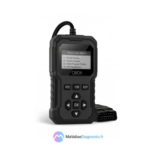 Scanner OBD2 V410 filaire posé sur une table, outil de diagnostic pour lire et effacer les codes moteur des voitures OBD2.