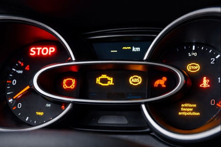 Tableau de bord d’une Renault Clio 4 avec plusieurs voyants allumés : STOP, moteur, ABS, airbag et antipollution